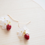【送料無料】flower and strawberry ピアス