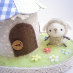 ひつじさんとお家型小物入れ（お１人様お１つまで）