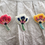 花の刺繍ブローチ anette no.01 white x navy