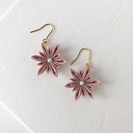つまみ細工　雪のような華のようなピアス・イヤリング(桜鼠)