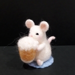 羊毛フェルトのビールを飲むふとっちょねずみ