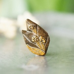 陶器風  花ブローチ 金と白 アメリカデイゴ