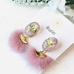 白色のお花とくすみピンクのファーのピアス