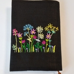 可愛い花の刺繍のブックカバー