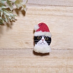 ネコの刺繍ブローチ  〜クリスマスver.〜