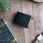 黒色の二つ折り財布