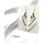  フェザー×チェコビーズ ピアス《White× Black》