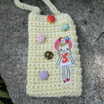 女の子の刺繍のスマホケース