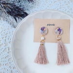 淡色のおはじきとベージュのタッセルピアス/イヤリング(金属アレルギー対応)