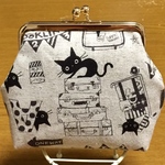  ねこ柄ゴールドがま口ポーチ