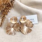 再販＊ゴールドデザインピアス　葉っぱピアス／樹脂／アレルギー対応／大ぶり