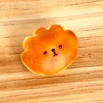 クリームパンさん　ブローチ