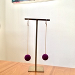 〈再販〉ベルベットボールとロングチェーンのピアス〈パープル〉
