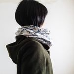 「ハスカップ」スヌード。グレー。オリジナルテキスタイル。
