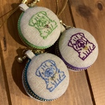 inubuのマカロンポーチ・チャーム【刺繍／おすわりパグちゃん】