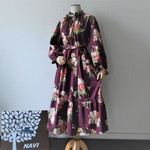 アンティークな花束のワンピース
