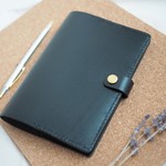 スリムなベルト付きレザーノートカバー A6（ワックスレザー　黒）　