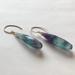 ロングドロップカットのフローライトピアス