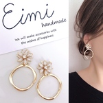 【EIMI】ホワイトフラワーカボション×ゴールドフープ＊ ピアス/イヤリング