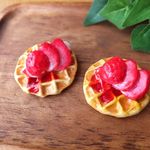 スライス苺のワッフルクッキーのヘアゴムorマグネットorブローチ