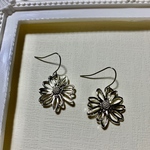 シルバーのお花ピアス