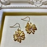 ゴールドお花のピアス