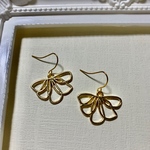 レースフラワーのゴールドピアス