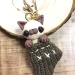 手袋に入ったシャム猫ちゃん*チャーム