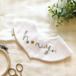 [期間限定sale] メッセージ花刺繍スタイ