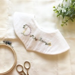  [期間限定sale] メッセージ花刺繍スタイ