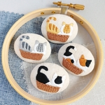 みっちり!かご猫さんのふっくら刺繍ブローチ