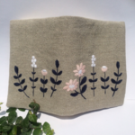 お花の刺繍のブックカバー