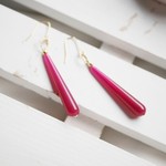 ワインレッドのロングドロップピアス