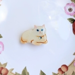 青い目の白い猫ちゃん帯留め