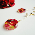 【再販】優雅な薔薇の花びらイヤリング　イヤリング/ピアス/花/花びら/薔薇/レジン/パールロング/ゆらゆら