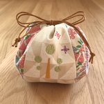 コロンと丸い巾着袋 リバーシブル《北欧柄刺繍×苺柄》Sサイズ