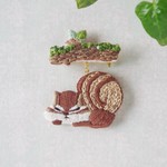 ◆受注制作◆動物達の生活 森で眠るりすさん　ゆらゆら刺繍ブローチ
