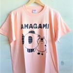 Ｍサイズ　アプリコットピンク　×　ブラック　猫と魚の甘噛み　Tシャツ　　イラストレーション　シルクスクリーン
