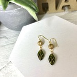 マットゴールドビーズ×葉っぱのチェコガラスビーズピアス/イヤリング