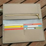 ベージュ色の長財布
