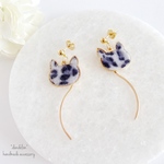 再3*流れる牛柄ネコピアス/イヤリング