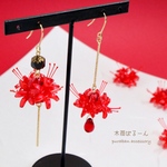 秋慕う彼岸花ピアス