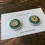 刺繍とビーズのお花ピアス　カーキ