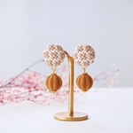 お花の刺繍のイヤリングorピアス《キャラメルラテ》