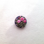 リネンとピンクのバラの刺繍ブローチ 