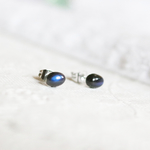 宝石質ブラックラブラドライトのスタッドピアス（7×5mm・サージカルステンレス）