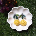 木の実と葉っぱの刺繍ピアス（シトラス） 
