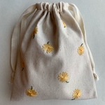 お花刺繍巾着  生成り×イエローマーガレット