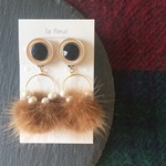 ファーとコットンパールの大振りイヤリング