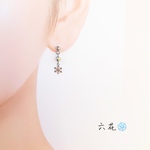 六花❄️️ ( 冬 雪の結晶 イヤリング ピアス サージカルステンレス 樹脂ピアス プレゼント 小さめ チェコビーズ 小ぶり 上品 控えめ ゆらゆら 揺れる )